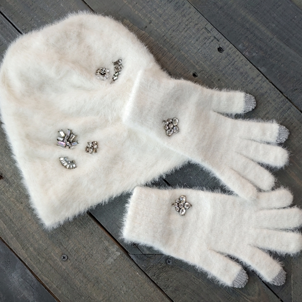 Anthropologie, Sleeping on Snow hat and mittens. Eggshell white.